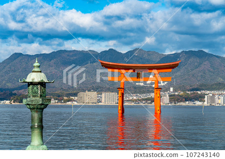 【世界遺產嚴島神社】【秋國一宮】元旦陽光明媚的元旦，從庭院看到的銅燈籠和大鳥居1號門 107243140