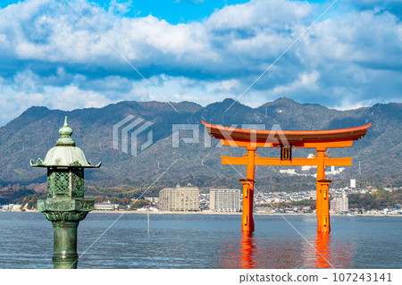 [世界遺產嚴島神社][安藝國一宮]元旦陽光明媚的元旦，從院內看到的銅燈籠和大鳥居2 107243141