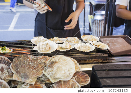 Scallops grilled on street market in Phuket, Thailand 107243185
