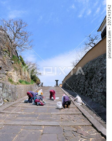 Cleaning of slopes in Kitsuki City, Oita Prefecture Cleaning of slopes in Kitsuki City, Oita Prefecture 107243542