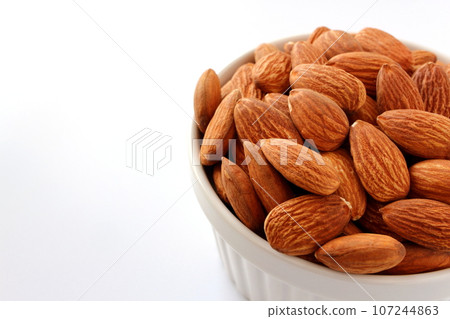 Almonds in a white cocotte 107244863
