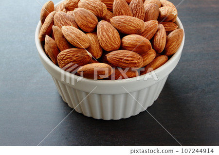 Almonds in a white cocotte 107244914