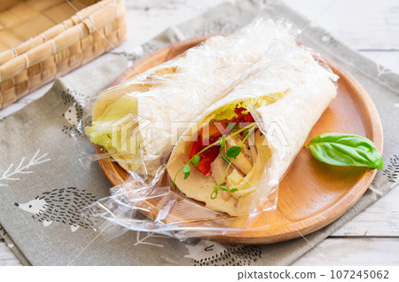 沙拉雞肉捲三明治 107245062