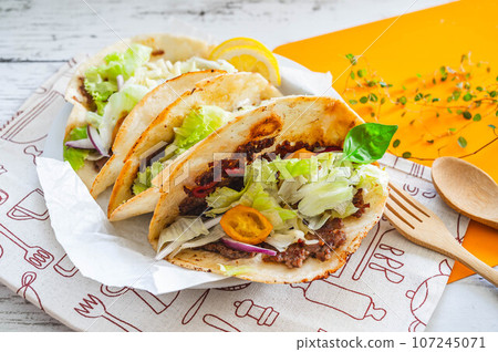 Mexican food tacos 107245071