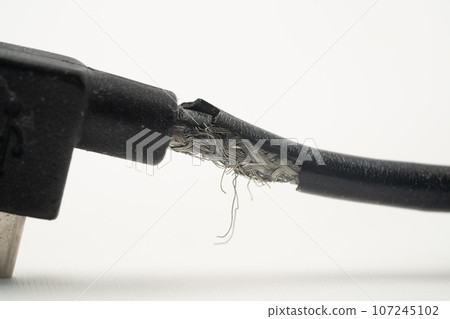 USB Type-B 連接線因斷開連接而導體裸露 USB Type-B 連接線因斷開連接而導體裸露 107245102