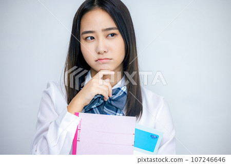 高中女生帶著困惑的表情 107246646