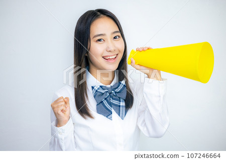一個女人拿著擴音器和歡呼 107246664