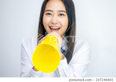 一個女人拿著擴音器和歡呼 107246665