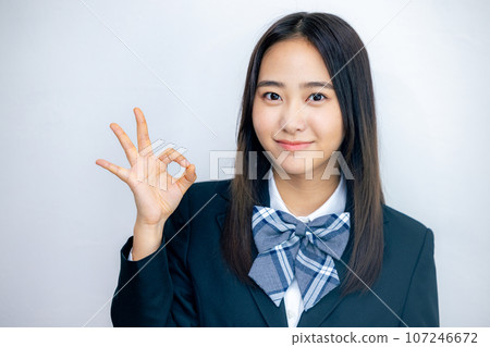 微笑的高中女生的上半身 107246672