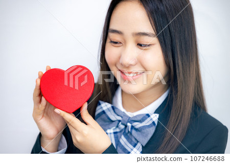 有紅色心臟的高中女孩 107246688