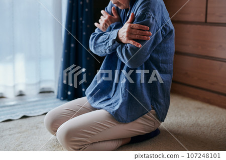 Senior woman who feels cold and sensitive to cold Senior woman who feels cold and sensitive to cold 107248101