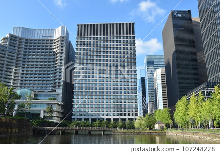 Sunny summer around Otemachi Station, Tokyo 107248228