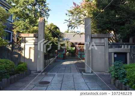 Yofukuji Temple at dusk in summer, Tokyo Yofukuji Temple at dusk in summer, Tokyo 107248229