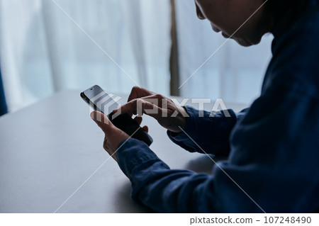 在房間裡操作智能手機的高級女性 107248490