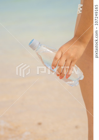 沙灘上手拿著礦泉水沒有臉 沙灘上手拿著礦泉水沒有臉 107249165