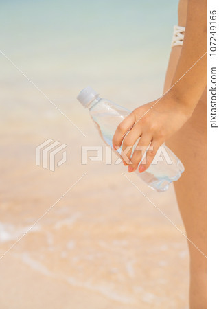 沙灘上手拿著礦泉水沒有臉 沙灘上手拿著礦泉水沒有臉 107249166
