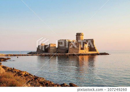 View of the scenic Aragonese Castle, Le Castella on the Ionian Sea in the town of Isola di Capo Rizzuto, Italy 107249260