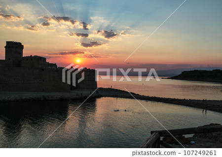 View of the scenic Aragonese Castle, Le Castella on the Ionian Sea in the town of Isola di Capo Rizzuto, Italy 107249261