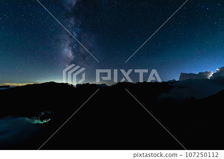 Sea of clouds and starry sky seen from Mt. Jigatake 107250112