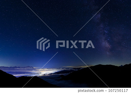 從雞嶽山看到的雲海和星空 從雞嶽山看到的雲海和星空 107250117