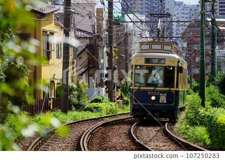 Toden Arakawa Line 9000 retro train car running around a curve near Koshinzuka Station 107250283