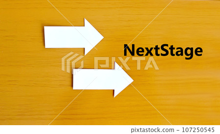 兩個指向右側的白色箭頭和 NextStage 文本 兩個指向右側的白色箭頭和 NextStage 文本 107250545