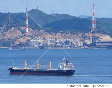 Scenery of the Seto Inland Sea from Umemiya Hachiman Shrine [Ogoetsu, Sakaide City, Kagawa Prefecture] 3 107250955