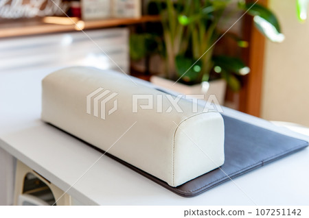 Hand rest, arm rest, nail salon 107251142