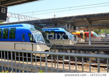 Kintetsu Limited Express stopping at Kashijima Station Kintetsu Limited Express stopping at Kashijima Station 107251146