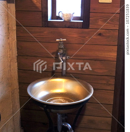 retro hand washing area 107251839