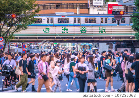 Tokyo cityscape in Japan September. Nationwide/47 prefectures/Decrease ↓. In front of the busy Shibuya station. No mask. Increase in bicycle traffic lights disregarding Tokyo cityscape in Japan September. Nationwide/47 prefectures/Decrease ↓. In front of the busy Shibuya station. No mask. Increase in bicycle traffic lights disregarding 107253368