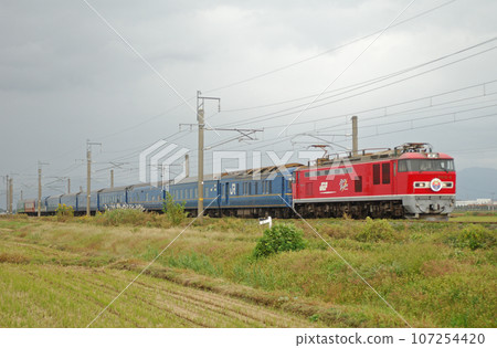 羽越幹線鶴岡富士島 JR 貨運 EF510-6 + JR 東日本 24 系列夢空館 JR 20 週年紀念號 羽越幹線鶴岡富士島 JR 貨運 EF510-6 + JR 東日本 24 系列夢空館 JR 20 週年紀念號 107254420