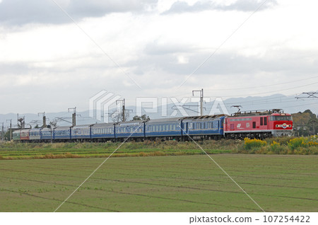 Uetsu Main Line Tsuruoka-Fujishima JR Freight EF510-6 + JR East 24 series Yume Kukan JR 20th anniversary issue 107254422