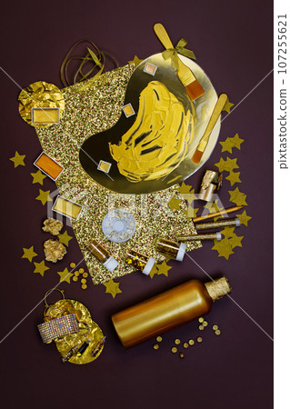 Expertise decorating items with gold colored in workshop Expertise decorating items with gold colored in workshop 107255621
