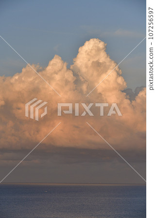 Photographing the scenery of thunderclouds at sunrise in Otobe Town, Hokkaido in autumn Photographing the scenery of thunderclouds at sunrise in Otobe Town, Hokkaido in autumn 107256597