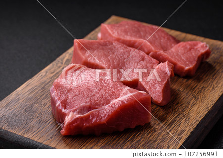 Raw fillet steak mignon beef with salt, spices and herbs 107256991