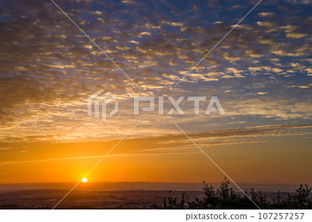 [Autumn sky image] Sunrise with scaly clouds 107257257