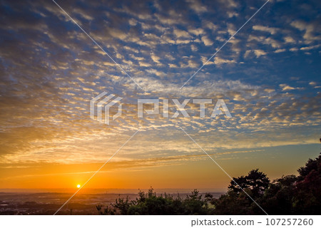 [Autumn sky image] Sunrise with scaly clouds 107257260