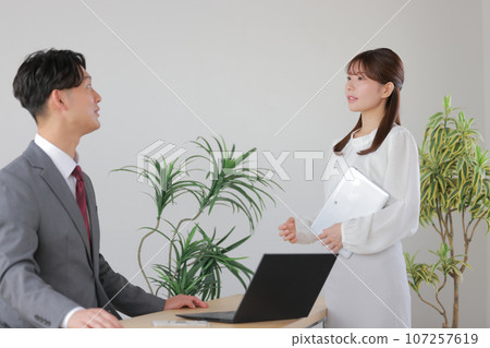 女商人與老闆談問題 1 107257619