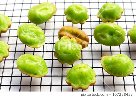 Kanom Krok Singapore, Pandans hot cake. Thai dessert Kanom Krok Singapore, Pandans hot cake. Thai dessert 107258432
