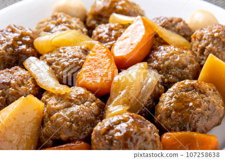 Sweet and sour pork-style meatballs with sweet and sour sauce. 107258638