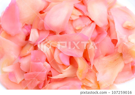 Sushi ginger, Sliced pink pickled young ginger 107259016