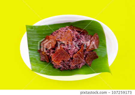 Black sticky rice with fried dried beef 107259173
