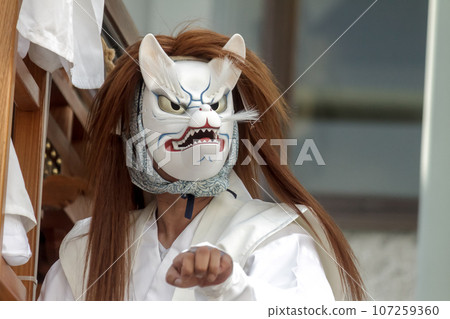 Fox mask at the dancing folk entertainment festival [Festival mask image] 107259360