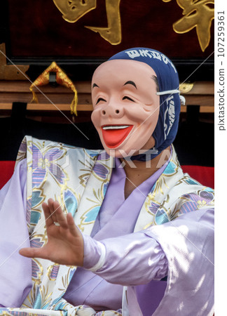 Laughing mask at a dancing folk entertainment festival [Festival mask image] 107259361