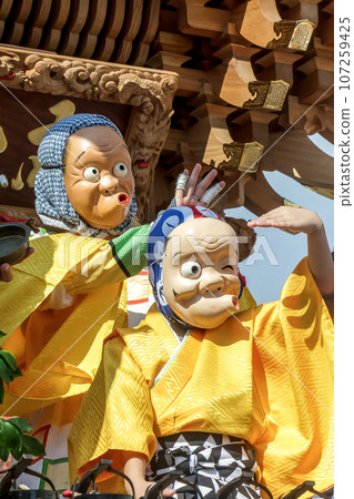 舞蹈民俗娛樂節的消防員 [Hyottoko 面具圖像] 107259425