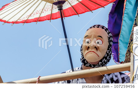 One character mask at a dancing folk entertainment festival [Festival mask image] 107259456