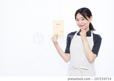 A housewife in her 30s holding a salary bag and thinking with a smile in front of a white background A housewife in her 30s holding a salary bag and thinking with a smile in front of a white background 107259714
