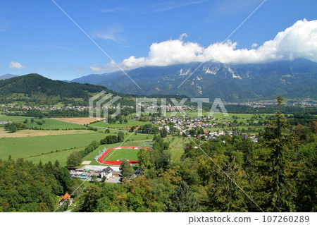 從南歐斯洛維尼亞布萊德湖懸崖上的布萊德城堡觀景台欣賞美景 107260289