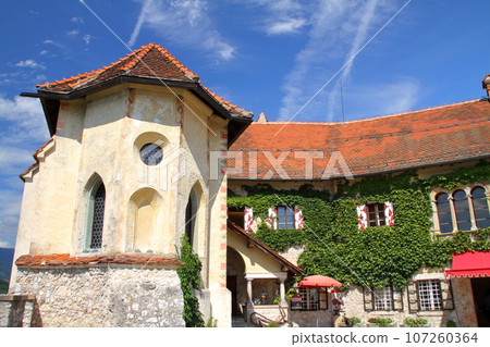 Bled Castle, a building with a medieval atmosphere, stands on the cliffs of Lake Bled in Slovenia, southern Europe. 107260364